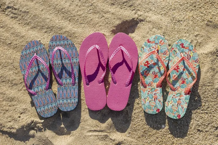 Gerahmter Druck : Drei Paare Flip-Flops in einer flachen Komposition Gerahmter Druck : Drei Paare Flip-Flops in einer flachen Komposition