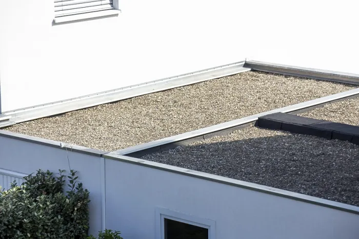 Gerahmter Druck : Flachdach mit Kieseln. Gerahmter Druck : Flachdach mit Kieseln.