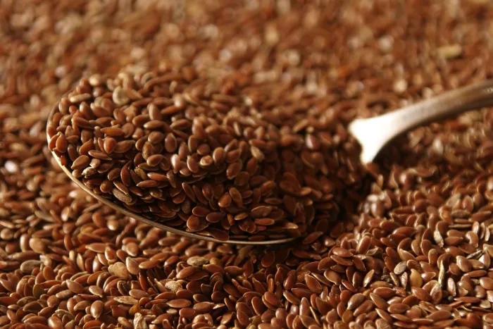 Gerahmter Druck : Flachsamen mit Löffel Gerahmter Druck : Flachsamen mit Löffel