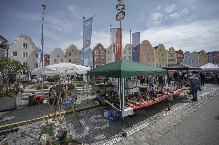 Gerahmter Druck : Flohmärkte auf dem Oberen Stadtplatz. Gerahmter Druck : Flohmärkte auf dem Oberen Stadtplatz.