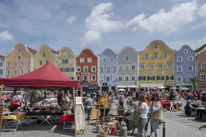 Gerahmter Druck : Flohmärkte auf dem Oberen Stadtplatz.