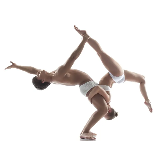 Gerahmter Druck : Zwei flexible Akrobaten posieren im Studio. Gerahmter Druck : Zwei flexible Akrobaten posieren im Studio.