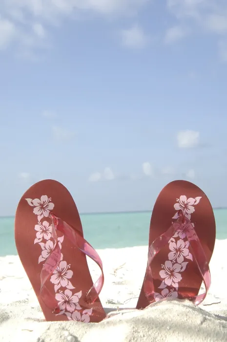 Gerahmter Druck : Flip-flops am Strand, Diffushi-Insel. Gerahmter Druck : Flip-flops am Strand, Diffushi-Insel.
