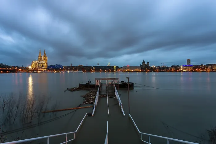 Gerahmter Druck : Überschwemmung in Köln in der Nacht. Gerahmter Druck : Überschwemmung in Köln in der Nacht.