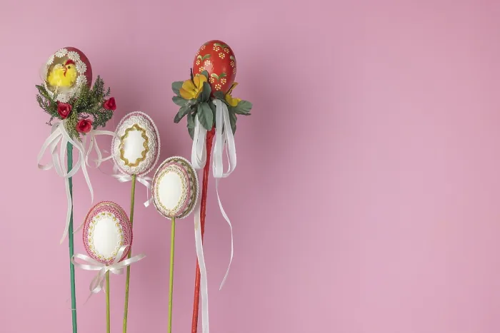 Gerahmter Druck : Blumenklips, dekorierte Ostereier. Gerahmter Druck : Blumenklips, dekorierte Ostereier.