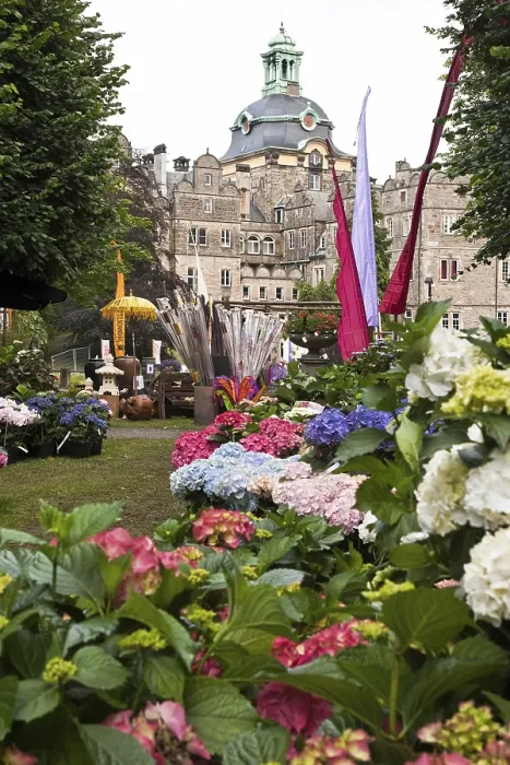 Gerahmter Druck : Blumen vor dem Schloss. Gerahmter Druck : Blumen vor dem Schloss.