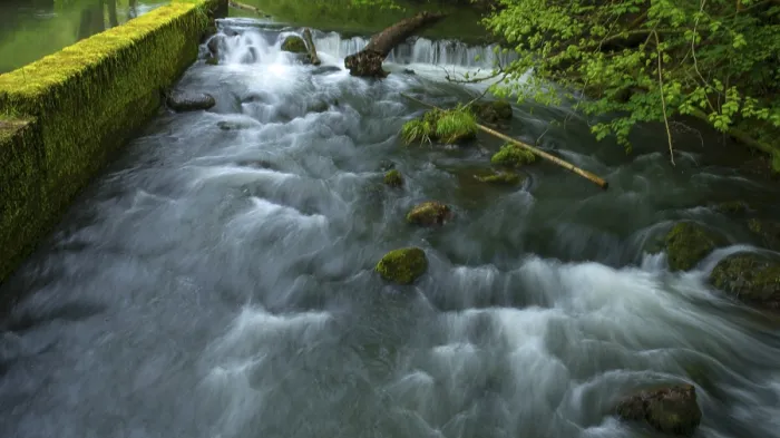 Gerahmter Druck : Fließender Fluss Aufsess vor einer Mühle