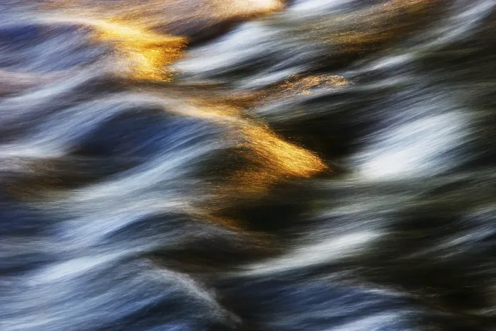 Gerahmter Druck : Fließendes Wasser mit Lichtreflexen. Gerahmter Druck : Fließendes Wasser mit Lichtreflexen.