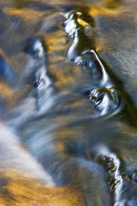 Gerahmter Druck : Fließendes Wasser mit Lichtreflexen. Gerahmter Druck : Fließendes Wasser mit Lichtreflexen.