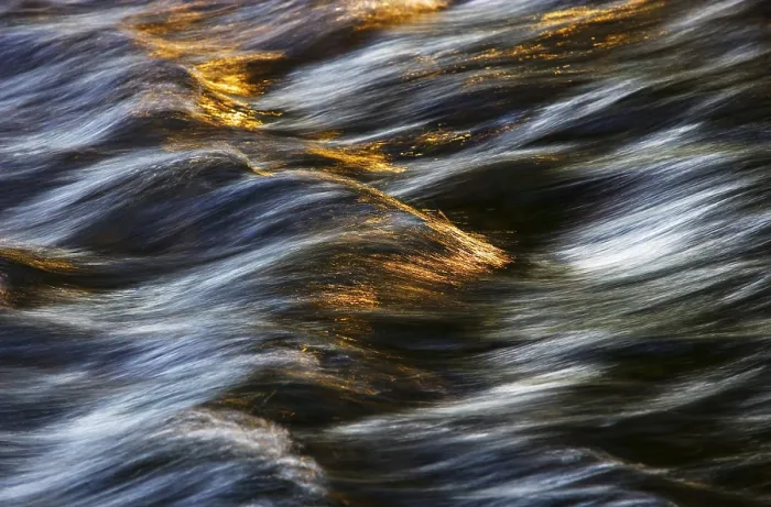 Gerahmter Druck : Fließendes Wasser mit Lichtreflexen. Gerahmter Druck : Fließendes Wasser mit Lichtreflexen.