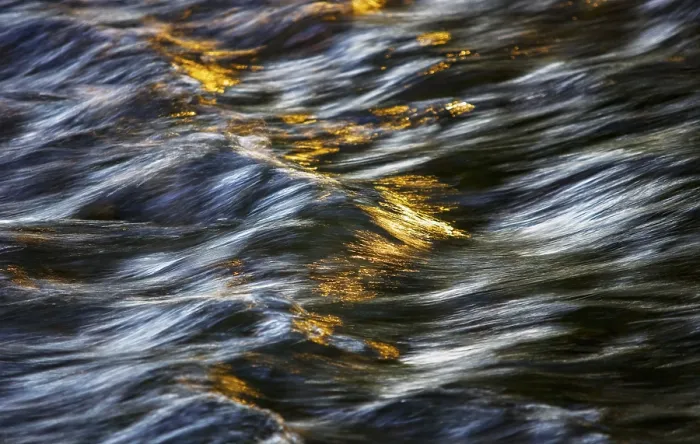Gerahmter Druck : Fließendes Wasser mit Lichtreflexen. Gerahmter Druck : Fließendes Wasser mit Lichtreflexen.