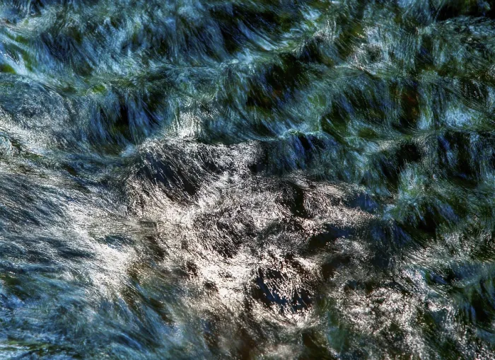 Gerahmter Druck : Fließendes Wasser mit Lichtreflexen. Gerahmter Druck : Fließendes Wasser mit Lichtreflexen.