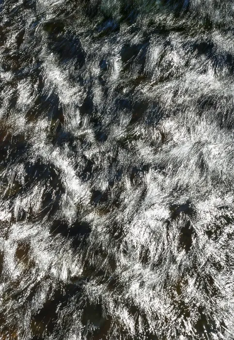 Gerahmter Druck : Fließendes Wasser mit Lichtreflexen Gerahmter Druck : Fließendes Wasser mit Lichtreflexen