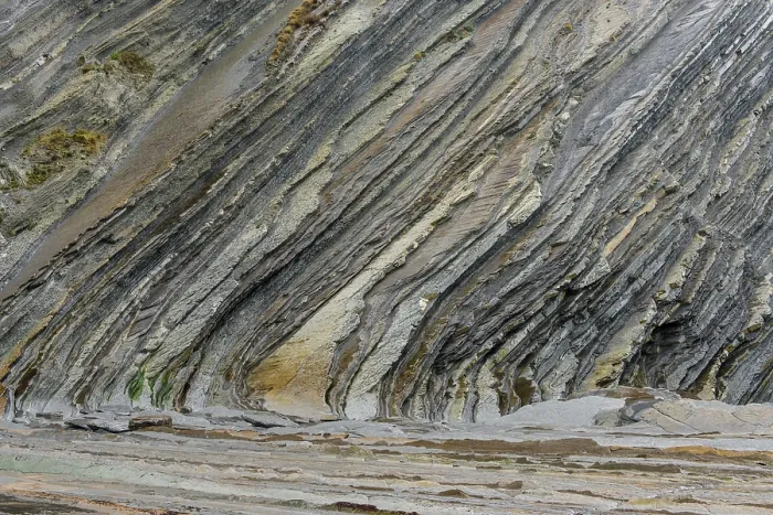 Gerahmter Druck : Flysch, Gesteinsschicht an der Küste von Deba. Gerahmter Druck : Flysch, Gesteinsschicht an der Küste von Deba.