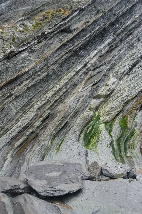 Gerahmter Druck : Flysch, Gesteinsschicht an der Küste von Deba. Gerahmter Druck : Flysch, Gesteinsschicht an der Küste von Deba.