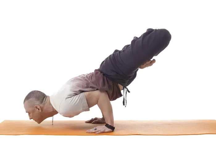 Gerahmter Druck : Athletischer Mann in Konzentration, der sich in einer schwierigen Yoga-Haltung ablichtet. Gerahmter Druck : Athletischer Mann in Konzentration, der sich in einer schwierigen Yoga-Haltung ablichtet.