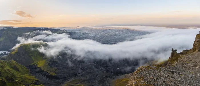 Gerahmter Druck : Fog zwischen Klippen, bewegende Wolken und Gletscher-Eis des Kotlujokull-Gletschertales bei Sonnenuntergang, Myrdalsjokull-Gletscher, Pakgil, Island
