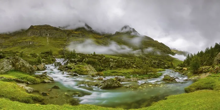 Gerahmter Druck : Wolken über Berglandschaft mit Bach. Gerahmter Druck : Wolken über Berglandschaft mit Bach.