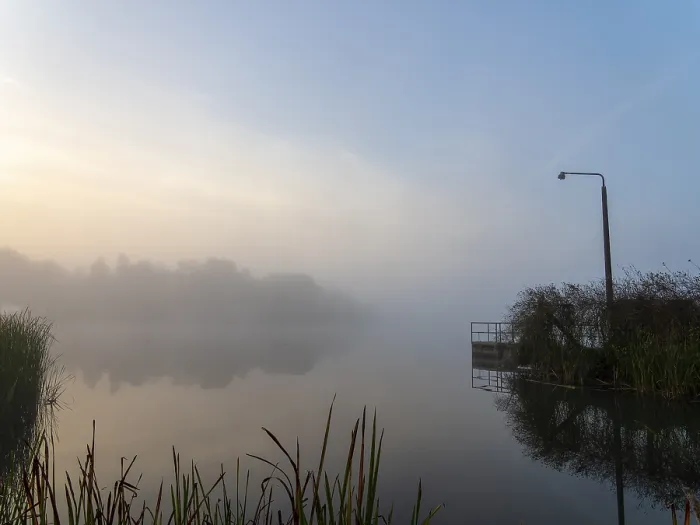 Gerahmter Druck : Dampf, Steg und Laterne am See. Gerahmter Druck : Dampf, Steg und Laterne am See.