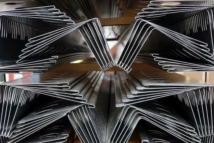 Gerahmter Druck : Falende Metallschalen vor einem Baustellen. Gerahmter Druck : Falende Metallschalen vor einem Baustellen.