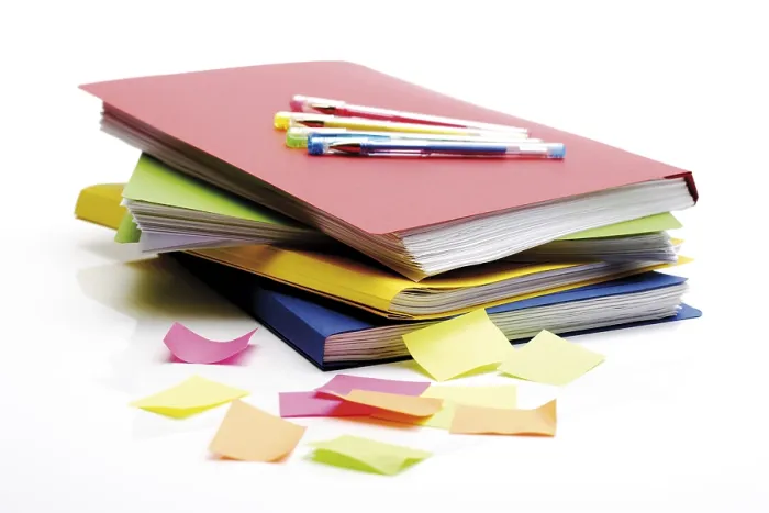 Gerahmter Druck : Ordner, Post-it-Zettel und Stifte. Gerahmter Druck : Ordner, Post-it-Zettel und Stifte.