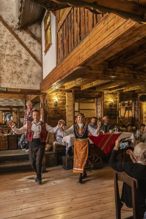 Gerahmter Druck : Folklore-Tänzerin, Rousse, Bulgarien. Gerahmter Druck : Folklore-Tänzerin, Rousse, Bulgarien.