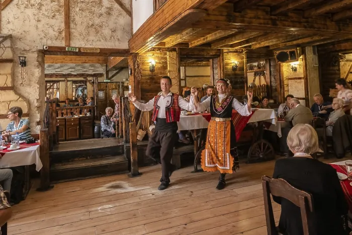 Gerahmter Druck : Folklore-Tänzerin, Rousse, Bulgarien. Gerahmter Druck : Folklore-Tänzerin, Rousse, Bulgarien.