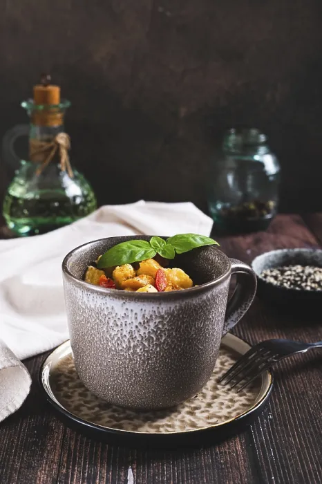 Gerahmter Druck : Lebensmittel, Brot pudding mit Ei, Pfeffer und Basilikum in einem Becher auf dem Tisch vertikale Ansicht. Gerahmter Druck : Lebensmittel, Brot pudding mit Ei, Pfeffer und Basilikum in einem Becher auf dem Tisch vertikale Ansicht.