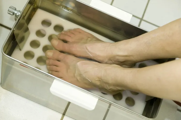 Gerahmter Druck : Foot-bath Gerahmter Druck : Foot-bath