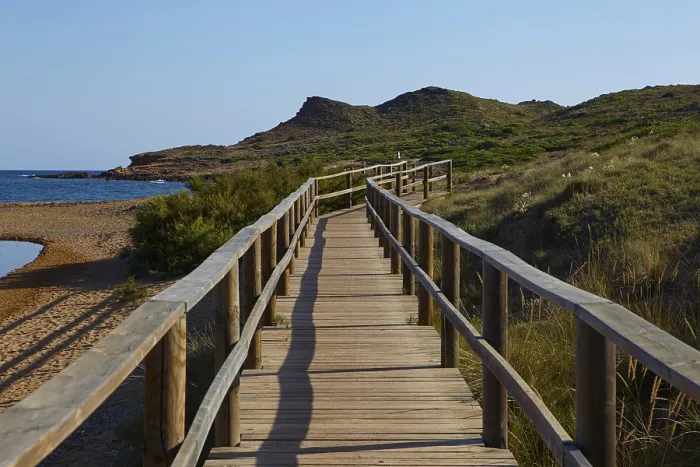 Gerahmter Druck : Fußgängerbrücke bei Platja de Binimel Gerahmter Druck : Fußgängerbrücke bei Platja de Binimel