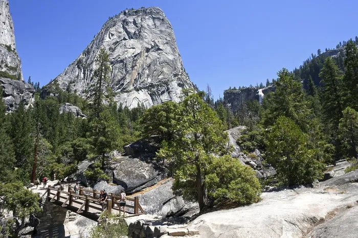 Gerahmter Druck : Fußweg am Emerald Pool, Brücke über den Merced River vorne. Gerahmter Druck : Fußweg am Emerald Pool, Brücke über den Merced River vorne.