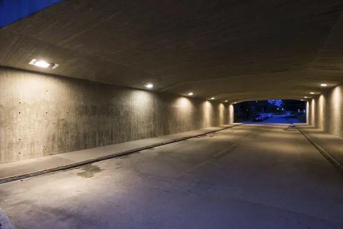 Gerahmter Druck : Fußweg durch Tunnel in der Nacht. Gerahmter Druck : Fußweg durch Tunnel in der Nacht.