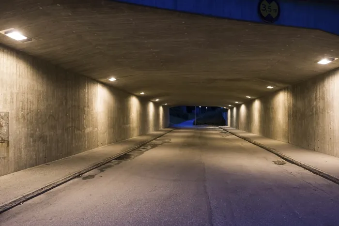 Gerahmter Druck : Fußweg durch Tunnel in der Nacht. Gerahmter Druck : Fußweg durch Tunnel in der Nacht.