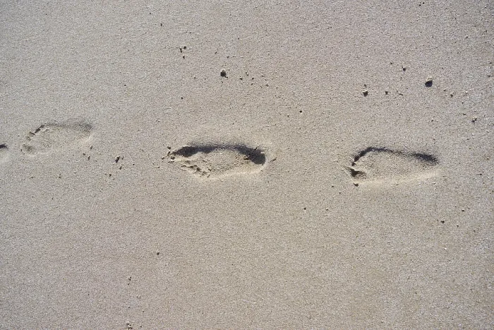 Gerahmter Druck : Fußabdrücke im Sand auf einer spanischen Küste, nahe Tarragona Gerahmter Druck : Fußabdrücke im Sand auf einer spanischen Küste, nahe Tarragona