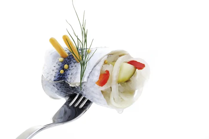Gerahmter Druck : Fork hält Rollmops. Gerahmter Druck : Fork hält Rollmops.