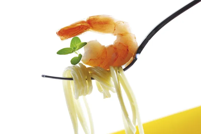Gerahmter Druck : Gabel hält Spaghetti und Garnelen. Gerahmter Druck : Gabel hält Spaghetti und Garnelen.