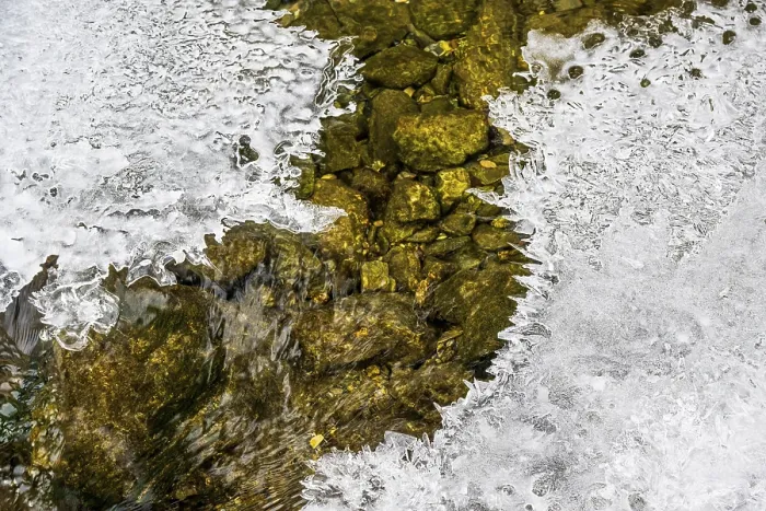 Gerahmter Druck : Formen und Strukturen von Eis auf Wasser. Gerahmter Druck : Formen und Strukturen von Eis auf Wasser.