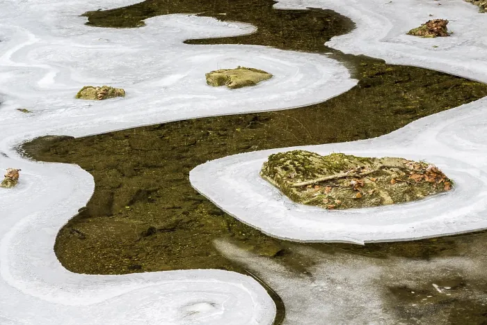 Gerahmter Druck : Eisformen auf Wasser in der Raabklamm, Weiz, Österreich Gerahmter Druck : Eisformen auf Wasser in der Raabklamm, Weiz, Österreich