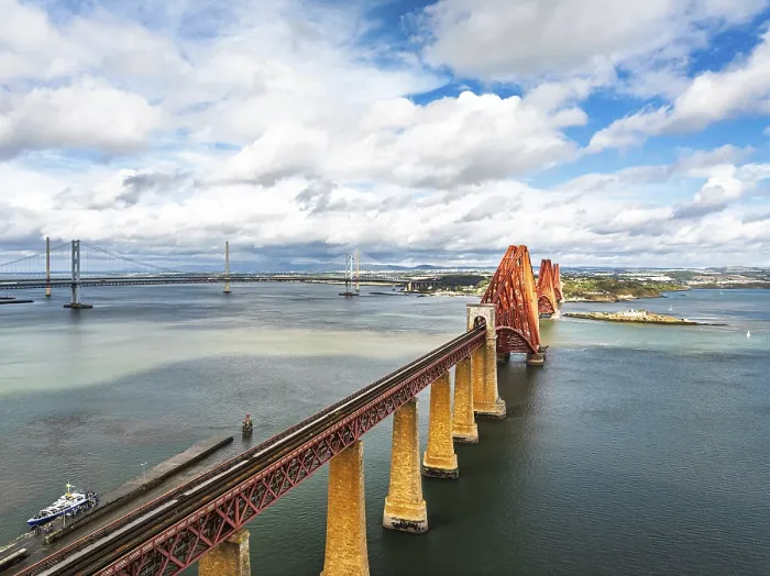 Gerahmter Druck : Forth Bridge von einem Drohnen, Queensferry Crossing Gerahmter Druck : Forth Bridge von einem Drohnen, Queensferry Crossing