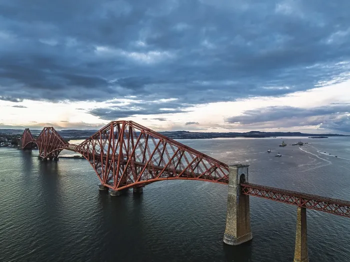 Gerahmter Druck : Forth Bridge von einem Drohnen, Queensferry Crossing