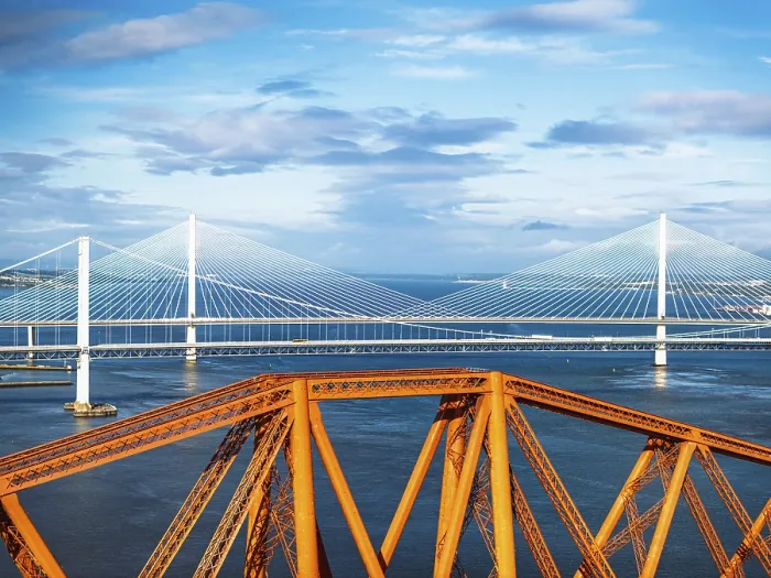 Gerahmter Druck : Forth Bridge aus einem Drohnen, Queensferry Crossing Gerahmter Druck : Forth Bridge aus einem Drohnen, Queensferry Crossing
