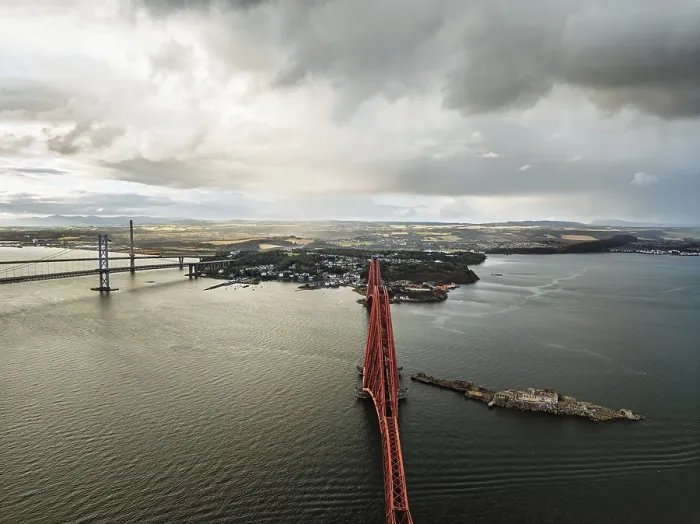 Gerahmter Druck : Forth Bridge aus einem Drohnen, Queensferry Crossing Gerahmter Druck : Forth Bridge aus einem Drohnen, Queensferry Crossing