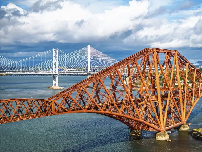 Gerahmter Druck : Forth Bridge aus einer Drohne, Queensferry Crossing Gerahmter Druck : Forth Bridge aus einer Drohne, Queensferry Crossing