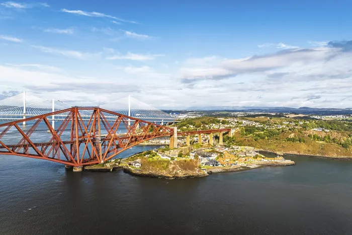 Gerahmter Druck : Forth Bridge von einem Drohnen, Queensferry Crossing Gerahmter Druck : Forth Bridge von einem Drohnen, Queensferry Crossing