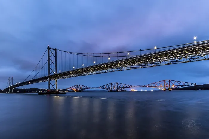 Gerahmter Druck : Der Forth Road Bridge mit dem Forth Bridge im Hintergrund. Gerahmter Druck : Der Forth Road Bridge mit dem Forth Bridge im Hintergrund.