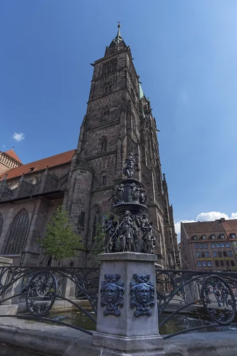 Gerahmter Druck : Brunnen der Tugend, Lorenzkirche im Hintergrund. Gerahmter Druck : Brunnen der Tugend, Lorenzkirche im Hintergrund.