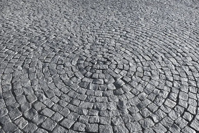 Gerahmter Druck : Ein Fragment einer Pflasterung in Form eines Kreises. Gerahmter Druck : Ein Fragment einer Pflasterung in Form eines Kreises.