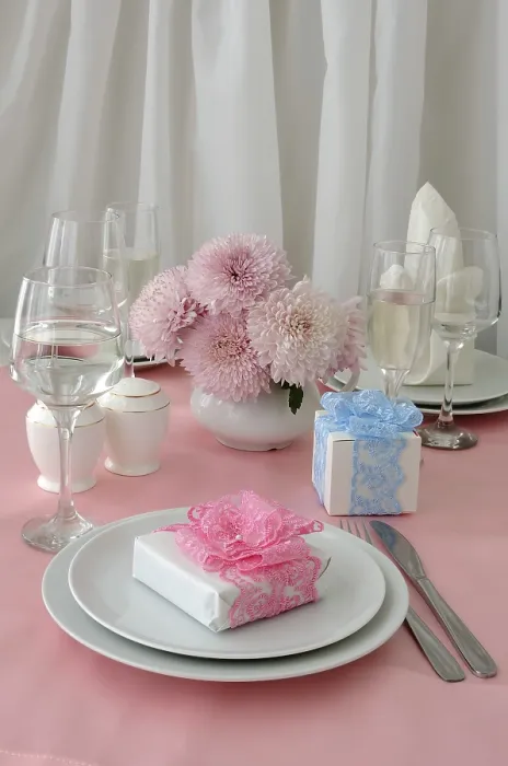 Gerahmter Druck : Tischdekoration in rosa mit Geschenk. Gerahmter Druck : Tischdekoration in rosa mit Geschenk.