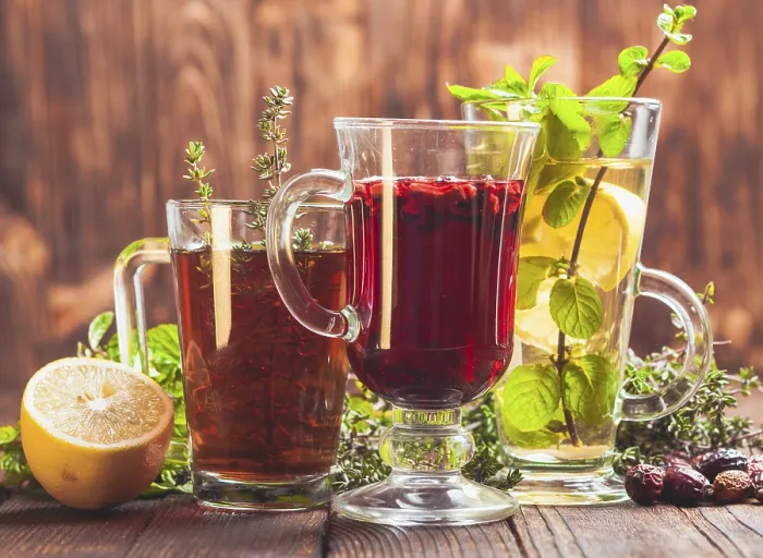 Gerahmter Druck : Aromatischer Kräutertee mit Thymian. Gerahmter Druck : Aromatischer Kräutertee mit Thymian.