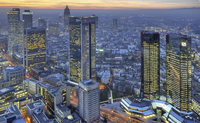Gerahmter Druck : Frankfurt, Abend, Hochhaus Gerahmter Druck : Frankfurt, Abend, Hochhaus